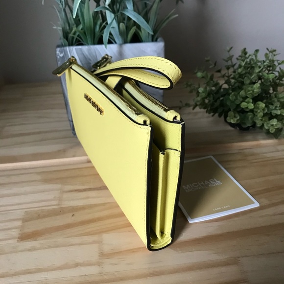 Michael Kors wallet🎈🎈 - Picture 3 of 8